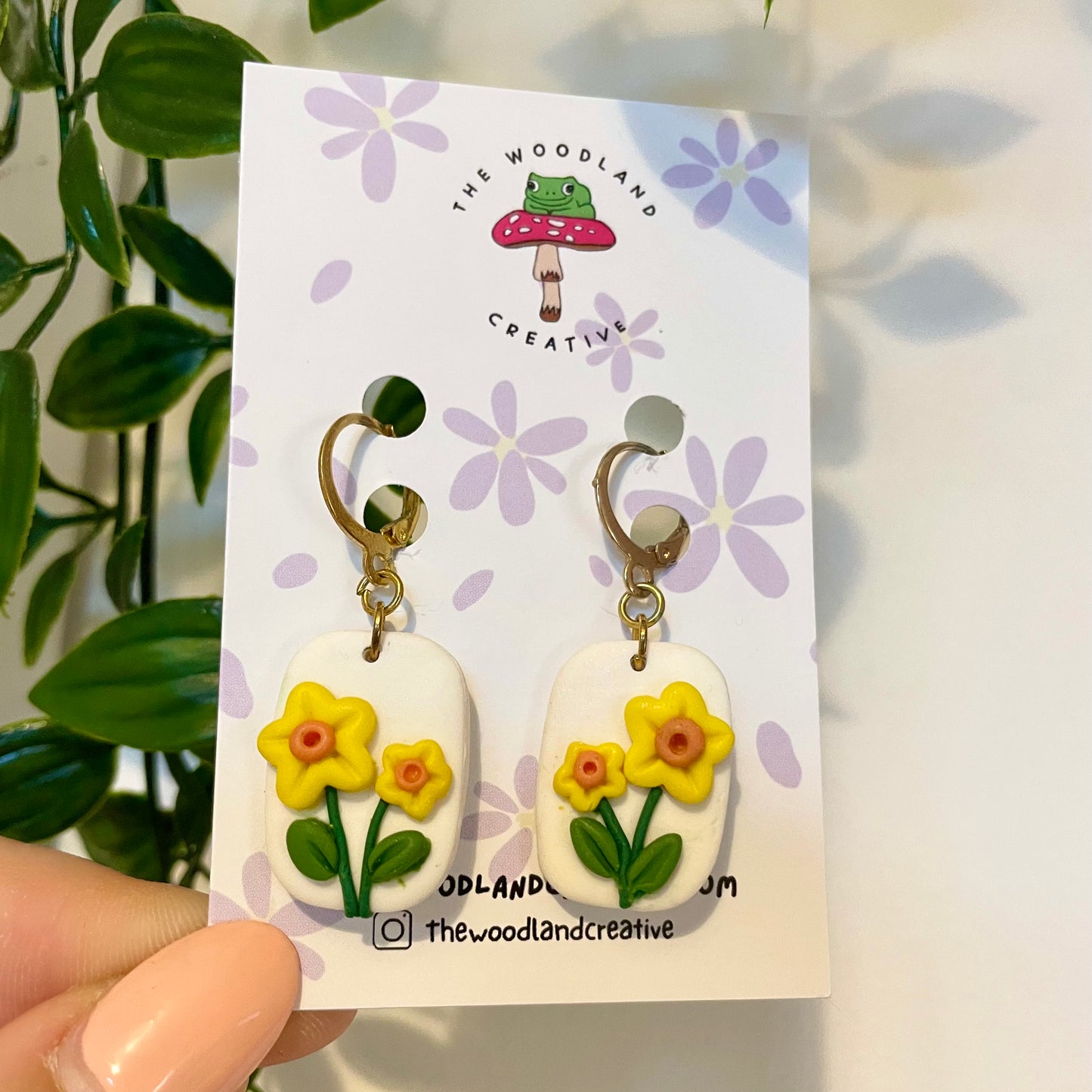 Daffodil dangle earrings