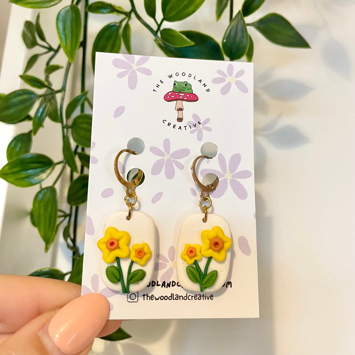 Daffodil dangle earrings